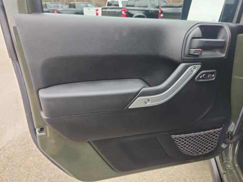 Used 2015 Jeep Wrangler Unlimited Rubicon w/ Connectivity Group image 20