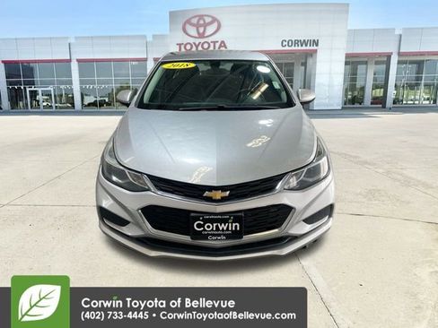 Used 2018 Chevrolet Cruze LT w/ Convenience Package image 3