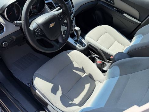Used 2015 Chevrolet Cruze LT w/ Technology Package FWD image 8
