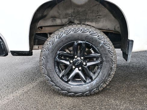 Used 2024 Chevrolet Silverado 1500 LT Trail Boss w/ Protection Package AWD/4WD image 9