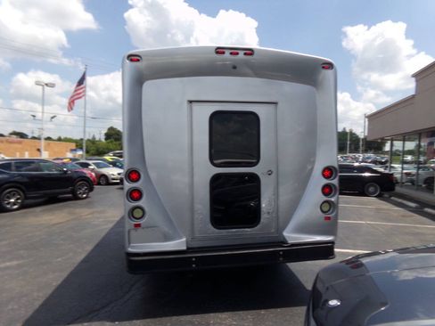 Used 2012 Ford E-450 and Econoline 450 Super Duty w/ Shuttle Bus Prep Pkg RWD image 5