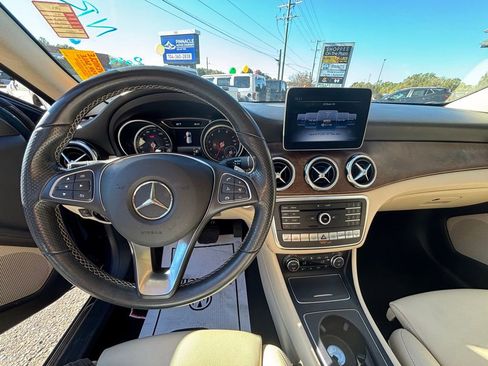 Used 2019 Mercedes-Benz GLA 250 4MATIC w/ Premium Package image 12