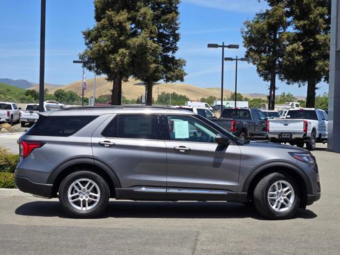 Certified 2025 Ford Explorer Active w/ Active Comfort Package RWD image 3