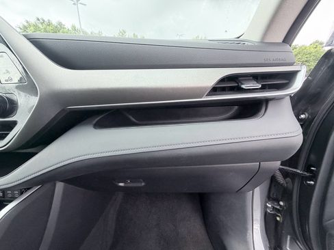 Used 2025 Toyota Highlander LE FWD image 20