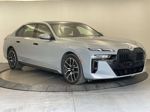 Used 2023 BMW 740i w/ Parking Assistance Package RWD image 7