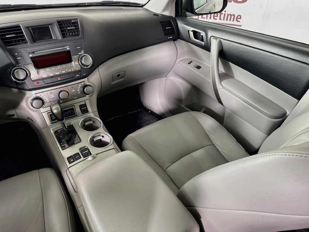 Used 2012 Toyota Highlander SE w/ Tow Pkg AWD/4WD image 25