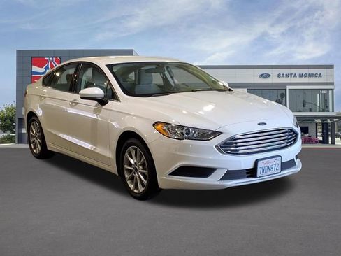 Used 2017 Ford Fusion SE FWD image 3