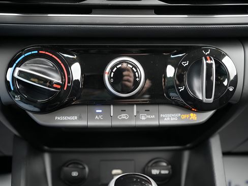 Certified 2023 Hyundai Kona SEL AWD/4WD image 31