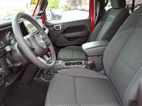 Certified 2025 Jeep Wrangler Unlimited Rubicon 4xe w/ Convenience Group AWD/4WD image 8