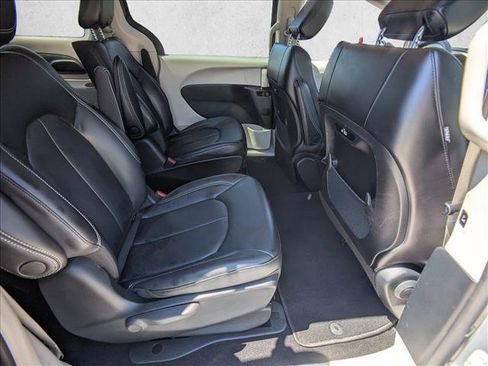 Used 2023 Chrysler Pacifica Touring-L FWD image 20