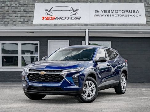 Used 2024 Chevrolet Trax LS FWD image 1