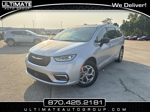 Used 2024 Chrysler Pacifica Limited w/ Uconnect Theater Family Group image 1