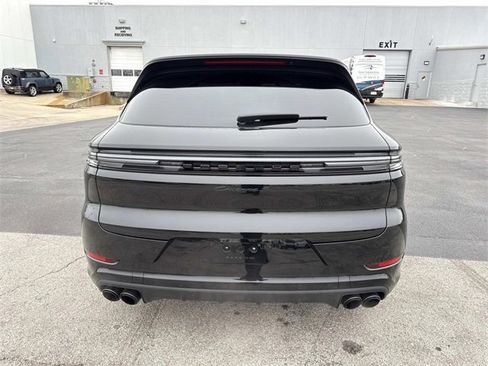 Used 2025 Porsche Cayenne S image 3