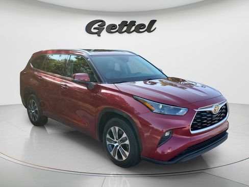 Used 2022 Toyota Highlander XLE FWD image 3
