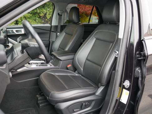 Certified 2024 Ford Explorer XLT w/ Equipment Group 202A image 31