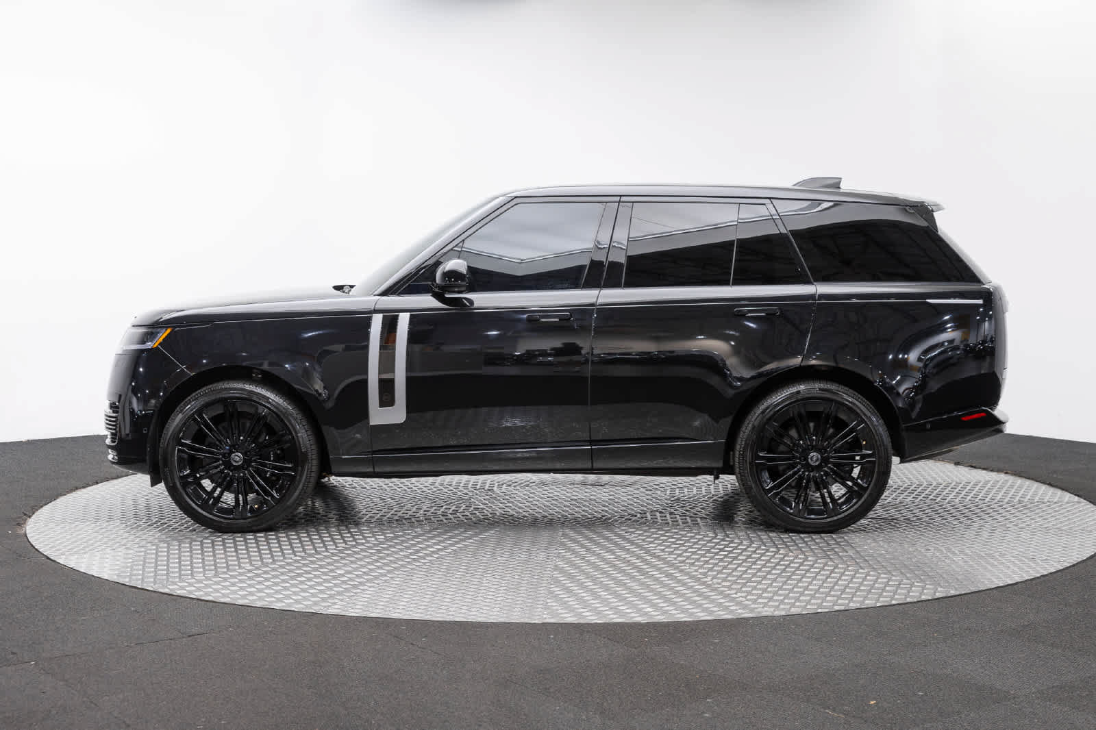 Used 2025 Land Rover Range Rover SV AWD/4WD image 3