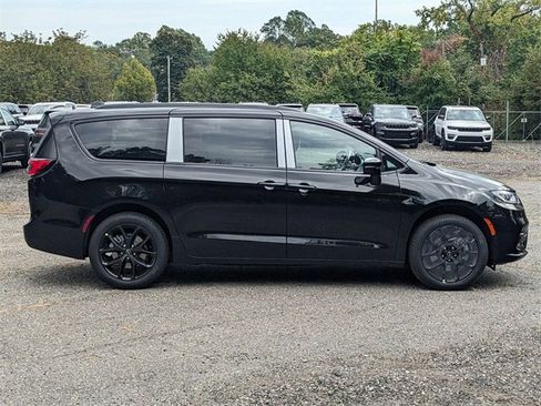 New 2026 Chrysler Pacifica Limited w/ S Appearance Package image 2