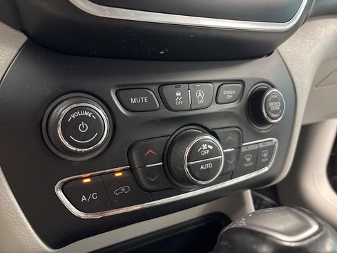 Used 2020 Jeep Cherokee Latitude Plus w/ Comfort/Convenience Group AWD/4WD image 27