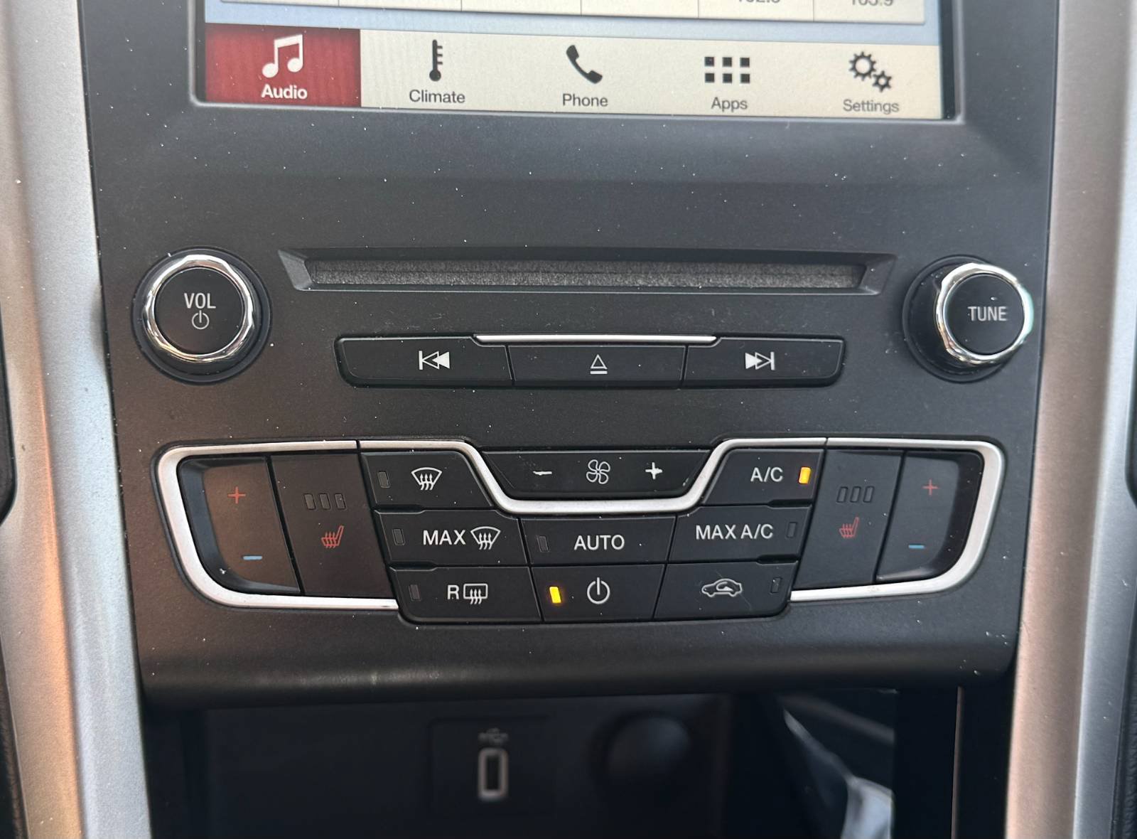 Used 2018 Ford Fusion SE w/ Equipment Group 602A FWD image 23
