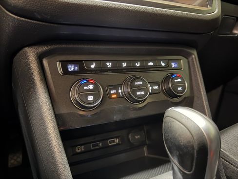 Used 2018 Volkswagen Tiguan SE FWD image 25