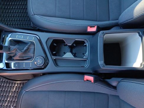 Used 2024 Volkswagen Taos SE w/ Panoramic Sunroof Package image 27