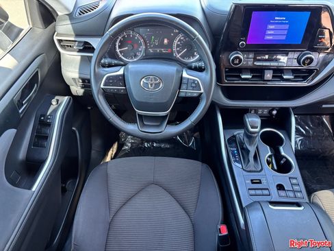 Used 2024 Toyota Highlander LE AWD/4WD image 16