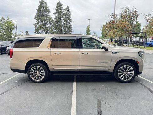 Used 2021 GMC Yukon XL Denali w/ Advanced Technology Package AWD/4WD image 8