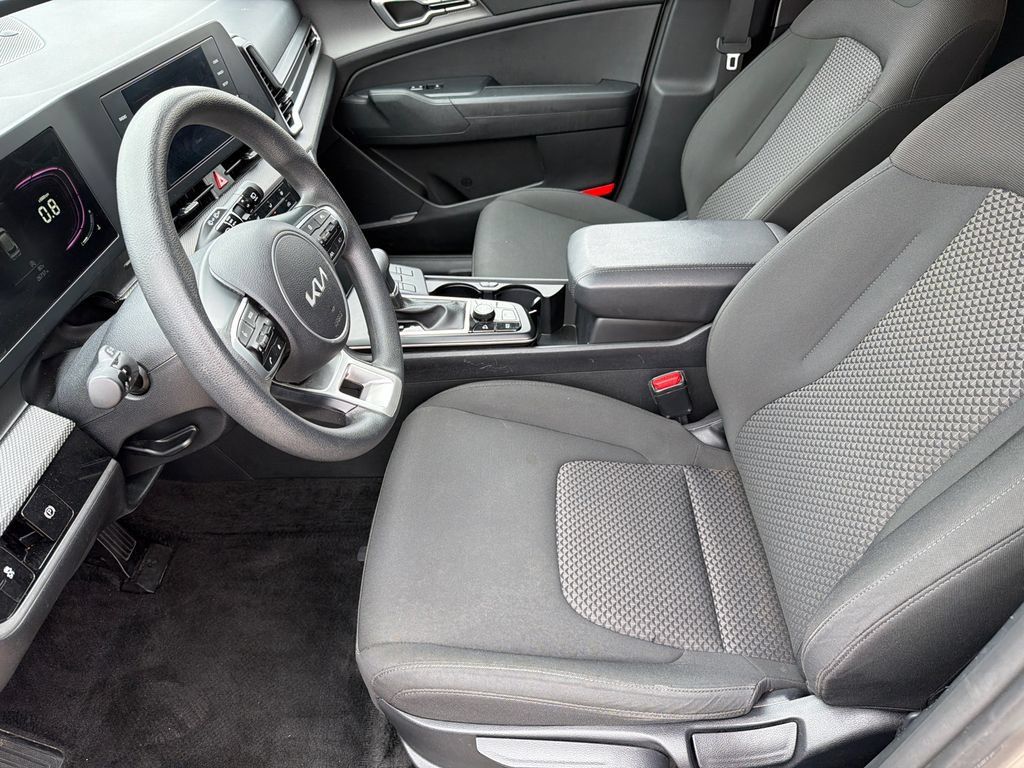 Used 2025 Kia Sportage LX FWD image 9