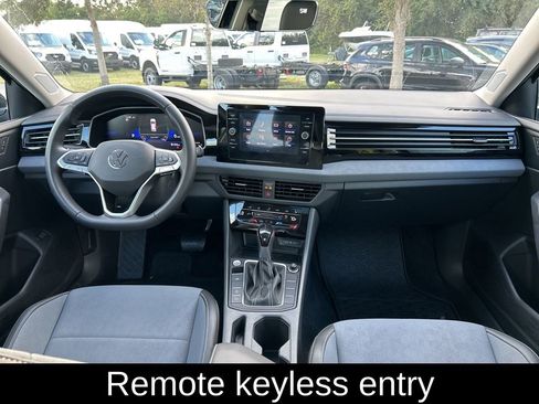 Used 2025 Volkswagen Jetta SE w/ Sunroof Package image 10