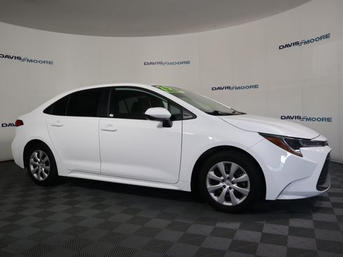 Used 2025 Toyota Corolla LE FWD image 4