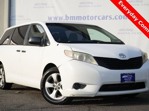 Used 2011 Toyota Sienna image 1