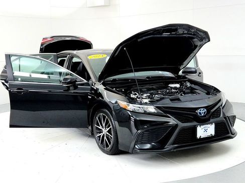 Certified 2024 Toyota Camry SE FWD image 9