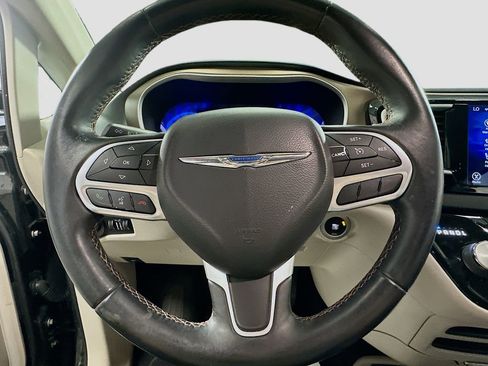 Used 2017 Chrysler Pacifica Touring-L image 12