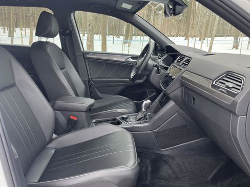 Used 2022 Volkswagen Tiguan SE R-Line image 8