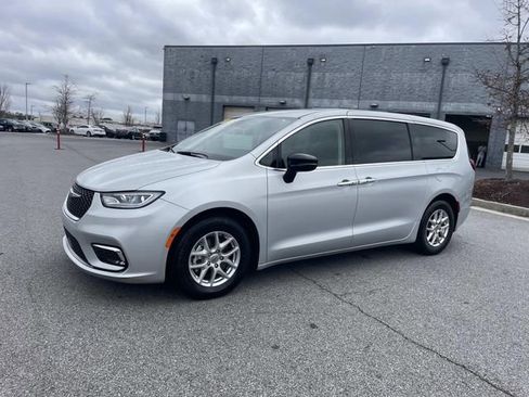 Used 2024 Chrysler Pacifica Touring-L image 8