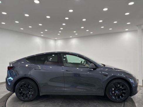 Used 2022 Tesla Model Y Long Range image 8