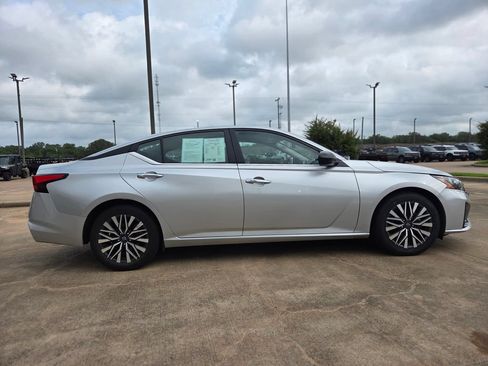 Used 2024 Nissan Altima 2.5 SV FWD image 4