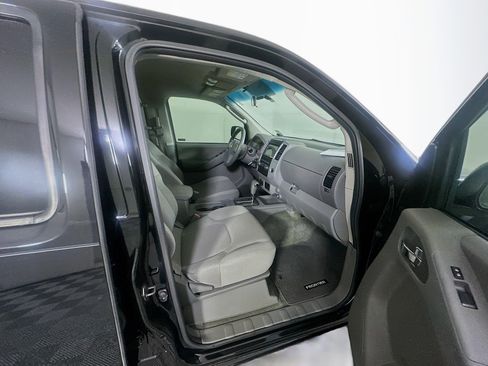 Used 2010 Nissan Frontier SE image 29