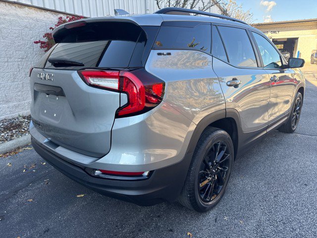 Used 2023 GMC Terrain SLE w/ Driver Convenience Package FWD image 3