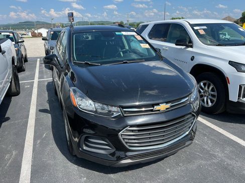 Used 2021 Chevrolet Trax LT w/ Driver Confidence Package FWD image 2