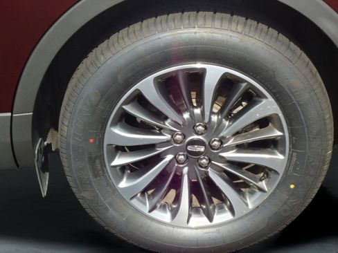 Used 2020 Lincoln Nautilus Premier w/ Equipment Group 101A image 9