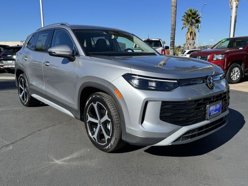 New 2026 Volkswagen Tiguan SE image 2