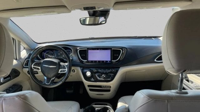 Used 2021 Chrysler Pacifica Touring-L FWD image 10