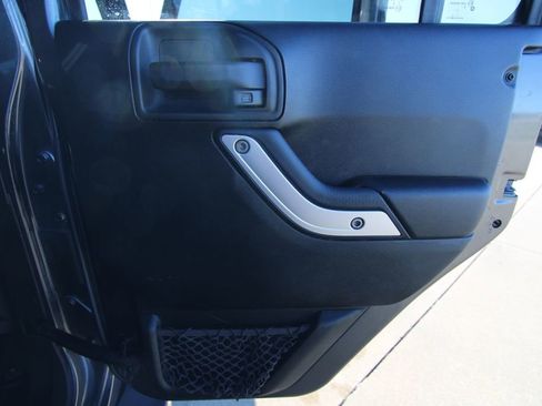 Used 2018 Jeep Wrangler Unlimited Sahara image 30