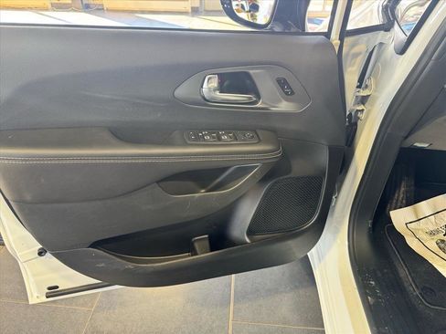 Used 2026 Chrysler Pacifica Select image 16