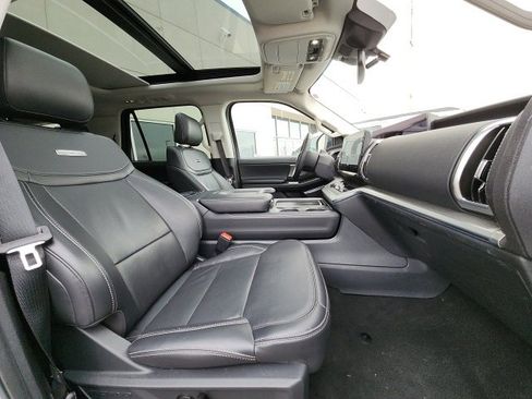 Used 2025 Ford Expedition Platinum image 6