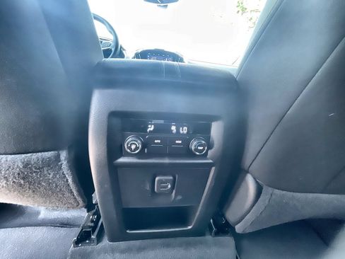 Used 2023 Chevrolet Traverse LT FWD image 21