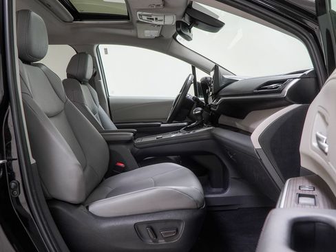 Used 2022 Toyota Sienna XLE AWD/4WD image 39