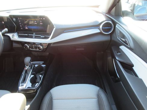 Used 2025 Chevrolet Trax LT w/ LT Convenience Package image 16