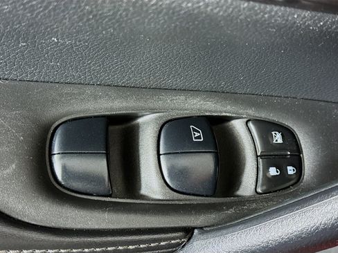 Used 2021 Nissan Rogue Sport S image 23